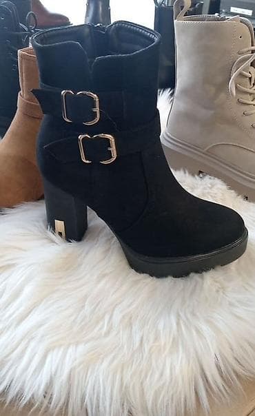 stikle sa platformom: Ženske čizme na petu – crne - Model: kratke čizme do članaka - — 1