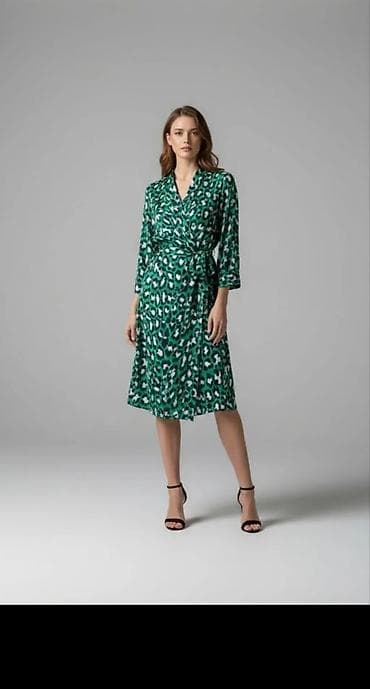 Zelena midi haljina s preklopom i pojasom u struku. - Kroj: preklopni