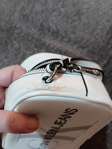 bata zenski novcanici: Calvin Klein Jeans ženska crossbody torbica sa malim oštecenjem ide — 7