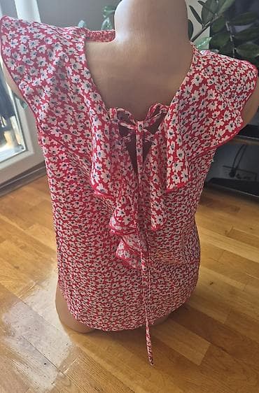 pull and bear prsluci: Ženska letnja bluza bez rukava sa volanima i cvetnim dezenom. - — 2