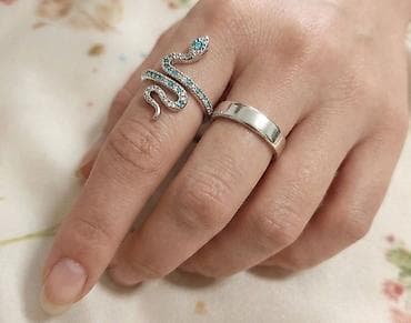 Prsten u obliku zmije – elegantan i upečatljiv komad nakita. -