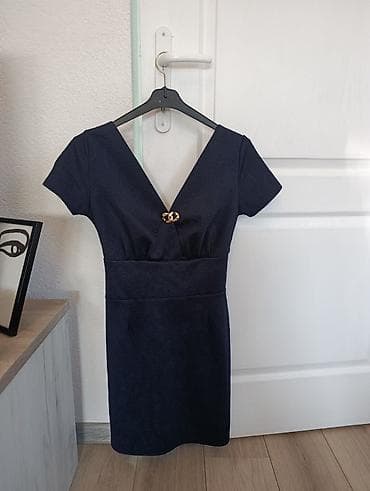 Elegantna tamnoplava haljina sa kratkim rukavima i diskretnim