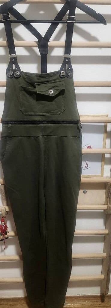 leprsave pantalone: 2 u 1 tregeruše maslinasto zelene boje, sa raznim nivoima podešavanja — 1