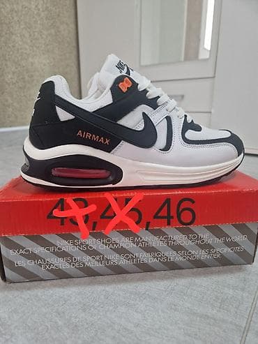 Nike Air Max patike – bele sa crnim detaljima i narandžastim akcentima