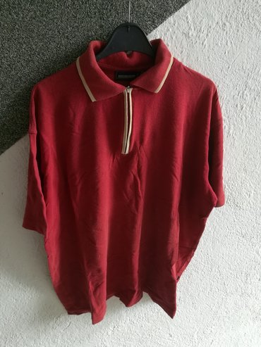 donji deo pidzame muski: Majica polo sa kragnom vel 52 boje trula višnja sa bež ranflom, obim — 6