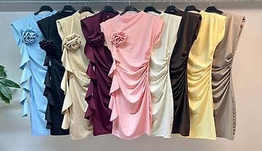 stvari za krstenje: Elegantne ženstvene haljine sa bočnim naborima i dekorativnim cvetom — 1