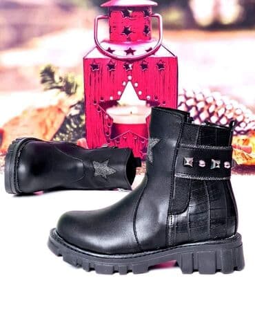 Divne gležnjače. Lice je od prirodne kože, naličje je postavljeno