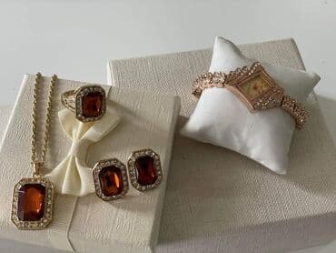 srebrni komplet nakita: Komplet nakita sa kutijom
Cena 2000din — 12