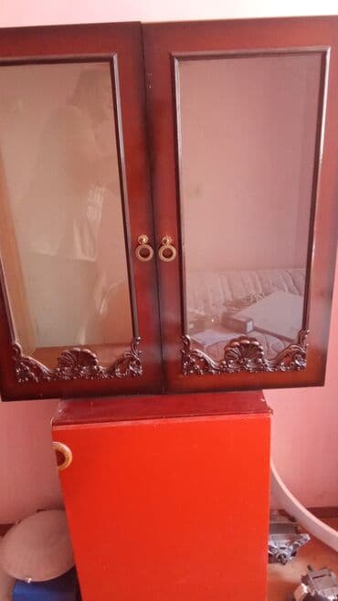 Viseca vitrina(retro)91x89,dubina 28,uz nj idu dve police — 5