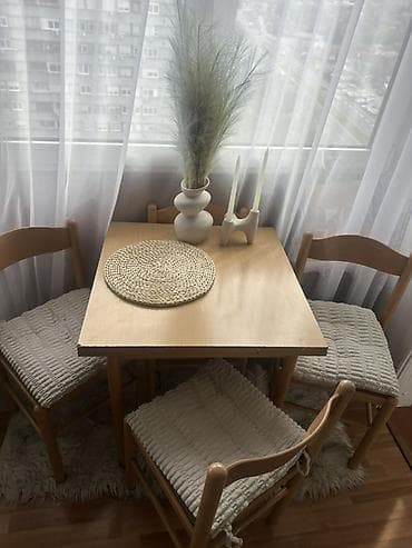 Stilski nameštaj: Drveni trpezarijski set – sto + 4 stolice - Komplet sadrži: kvadratni — 2