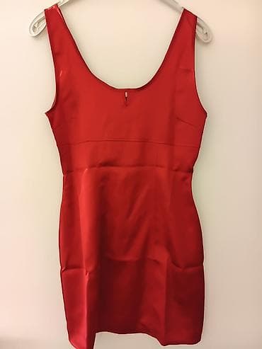 Haljine: Crvena mini haljina od satenskog materijala - Kroj: uska silueta — 1