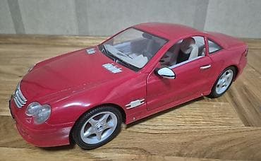 stare igracke za decu: Stari crveni auto oštećen sa blagim tragovima igranja. Kao što je — 1