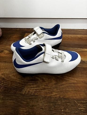 beli uniforma: Dečje fudbalske kopačke Nike – bela osnova sa plavim Swoosh logom. - — 10