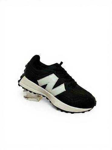 Crne patike sa sportskim dizajnom i kontrastnim belim detaljima: -