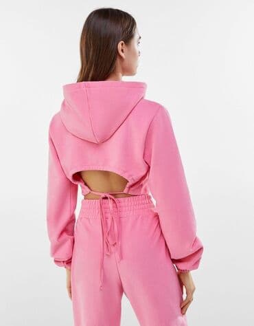 Kompleti, Kombinezoni: Komplet trenerke,godnji deo sa kaupuljacom otvorena ledja. Dostupna — 1