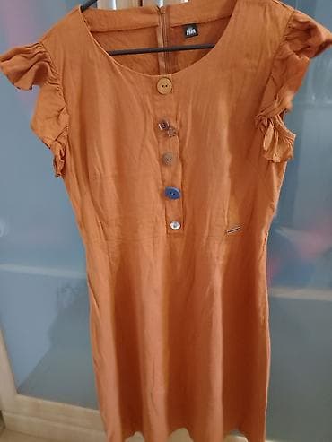 patike sa greskom: Haljina – rđa/narandžasta, midi dužina, kratki volan-rukavi. Okrugli — 1