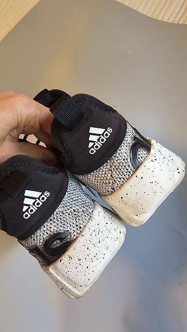 kickers obuca u beogradu: Adidas patike za dečaka kupljene u Americi. Jedina mana što je pukla — 4