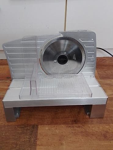 Mesoreznica je potpuno ispravna, u odlicnom je stanju sa sitnim