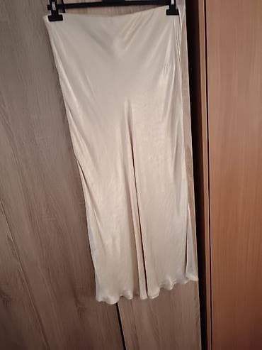 Saten suknja u boji šampanjca - Kroj: ravna, midi dužina s blagim A