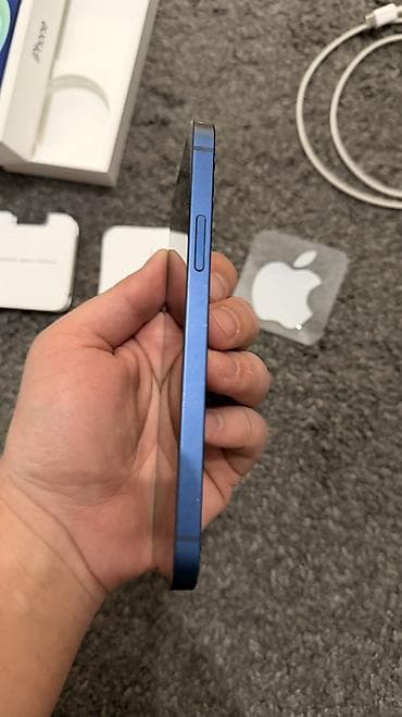 IPhone 12 128GB Plava boja Prodajem iPhone 12 sa 128GB memorije — 3