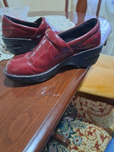 dzemper sa kapuljacom: Ženske klompe/cokule Bolo – bordo lak koža - Brend: Bolo (metalni — 4