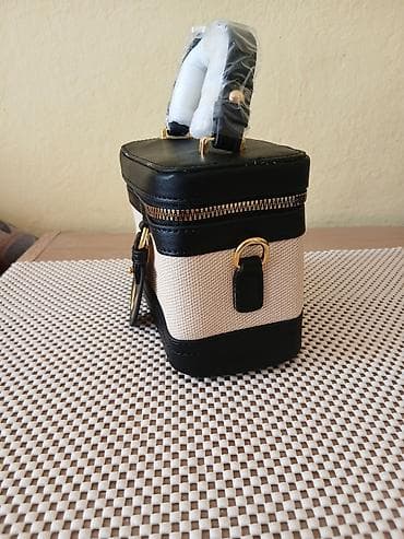 Naočare: Miu Miu elegantna ženska torbica – box/vanity stil ima duzi kajis - — 2