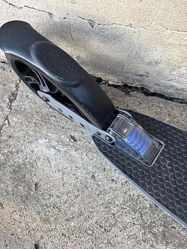 zastava srbije i rusije: Trotinet je potpuno ispravan i u odlicnom stanju sa sitnim tragovima — 7