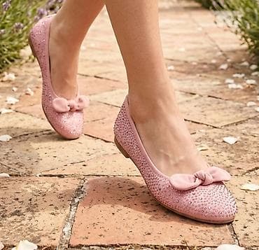 Ravne baletanke u puder‑roze boji sa mašnom na vrhu. Gornjište je