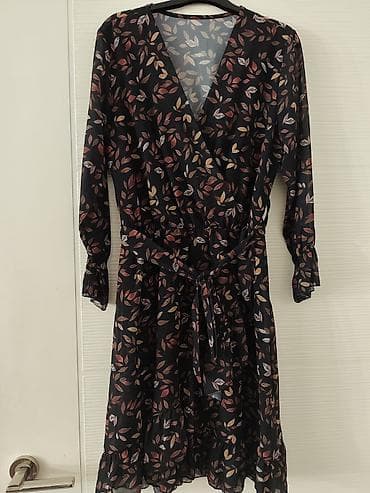 Haljina s printom listića - Model: midi haljina s preklopom (V-izrez)