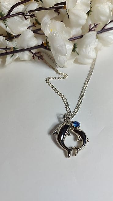 Ogrlice: Srebrnasti lančić sa priveskom – dva delfina u obliku srca - — 3