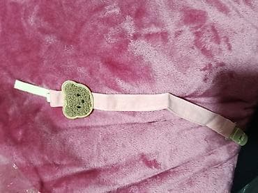 motor na akumulator za deca: Poklon set za bebu – roza tema Sadržaj seta: - Pletena dekorativna — 2