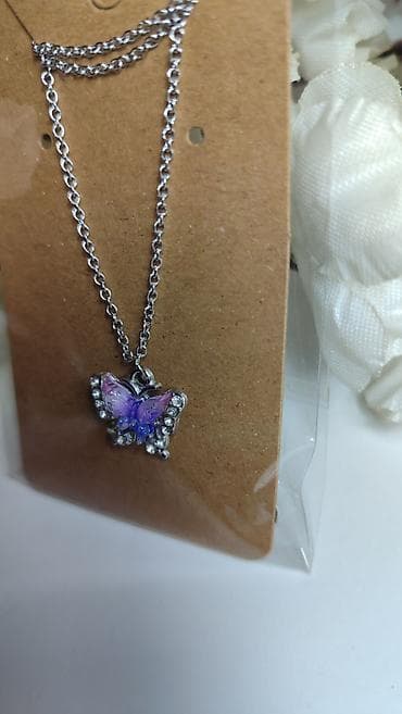 patike role: Ogrlica sa priveskom leptira - Elegantna lančana ogrlica u srebrnom — 1