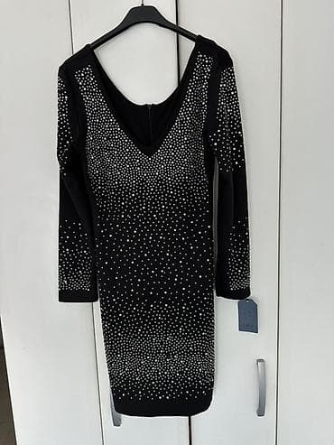 Elegantna crna haljina s dugim rukavima, ukrašena sitnim sjajnim