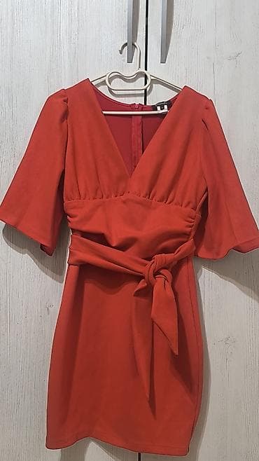 Skirts: Crvena mini haljina M vel sa V‑izrezom i kratkim, blago zvonastim — 4