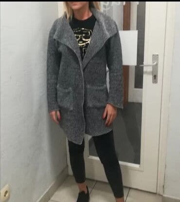 crno sivi tech fleece: Tedy kaput
predivan
vrlo malo korišćen
besprekoran
odgovara vel s m — 3