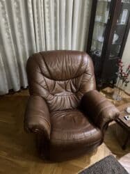 dvosedi i trosedi na razvlacenje: Kozna garnitura trosed dvosed i dve fotelje. Ocuvano, na trosedu ima — 7