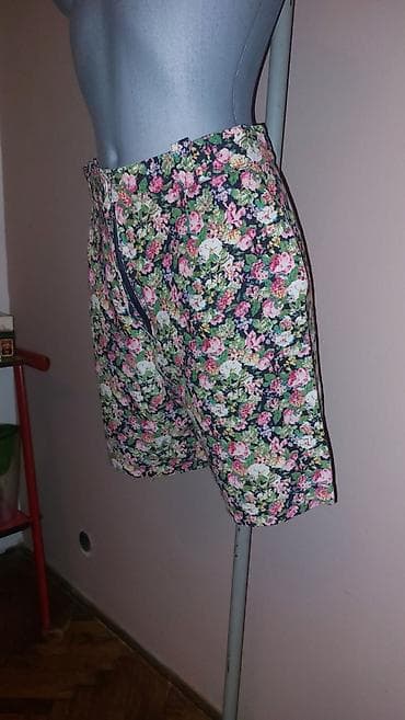 lanene zenske pantalone: CVETNE BERMUDE Bermude vintage style, visokog struka. 42% viskoza, 58% — 3