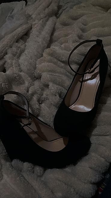 mango cipele: Crne ženske cipele na punu petu sa kaišićem oko članka nošene samo — 1