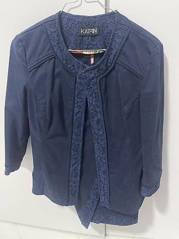 platforma cipele: Elegantna ženska jakna/sako brenda Katrin u tamnoplavoj boji. Model — 1