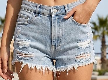 Ženske teksas kratke pantalone – svetlo plavi “distressed” model -