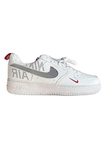 mona kozne jakne nova kolekcija: Nike Air Force 1 patike – bele sa sivim Swoosh logotipom i crvenim — 1
