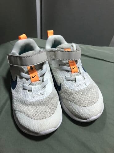 nike tech fleece sorc: Dečije patike Nike – bele sa tamnoplavim Swoosh logoom i narandžastim — 1