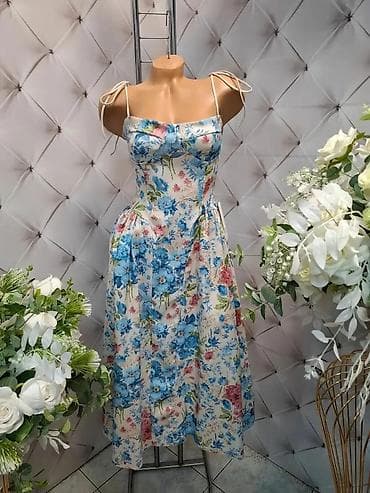 Letnja midi haljina s cvetnim printom - Kroj: ženstveni A-kroj sa