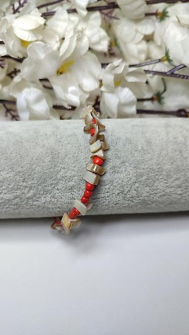 mindjuse za celo uvo: Narukvica od školjki i crvenih perli - Dizajn: nežno asimetričan niz — 4