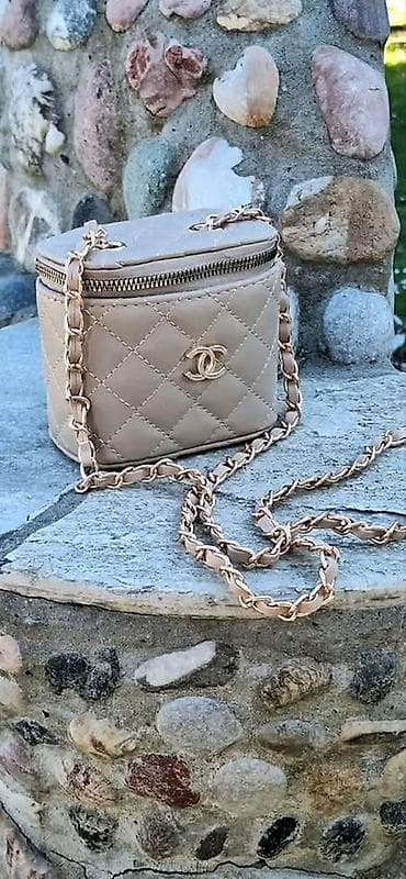 festina torba: Torbica 
Dimenzije 12x13
3100 din
💋 — 1