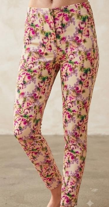 Ženske pantalone sa cvetnim printom - Kroj: uske nogavice, dužina do