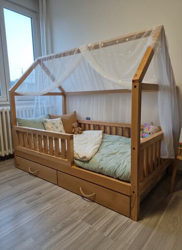 Drveni dečiji krevet „kućica“ sa fiokama - Materijal: masivno drvo