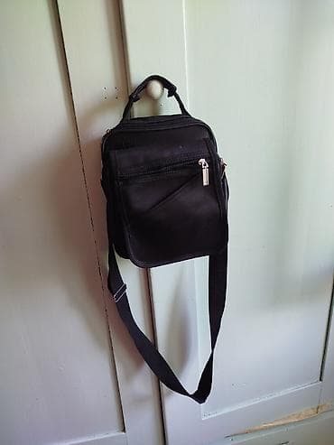 Crna torbica preko ramena – kompaktna i praktična - Materijal