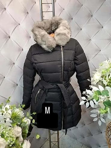 Ženska zimska jakna sa kapuljačom i krznom - Boja: crna - Model na lalafo.rs Ženska zimska jakna sa kapuljačom i krznom - Boja: crna - Model