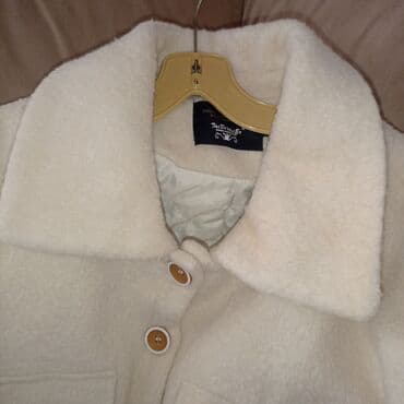 Skafanderi: Bela ženska jakna kratkog kroja sa dugmadima, veličine L. Jakna ima — 2